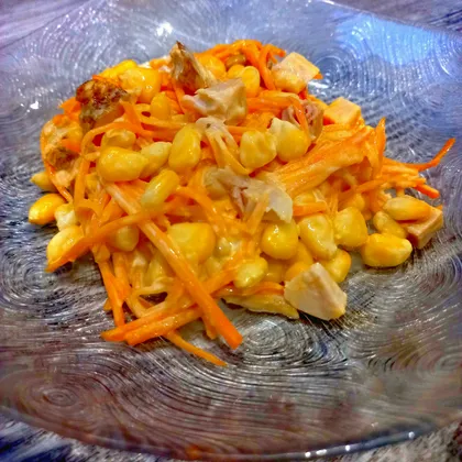 Салат с корейской морковью, копченой грудинкой и консервированной кукурузой  