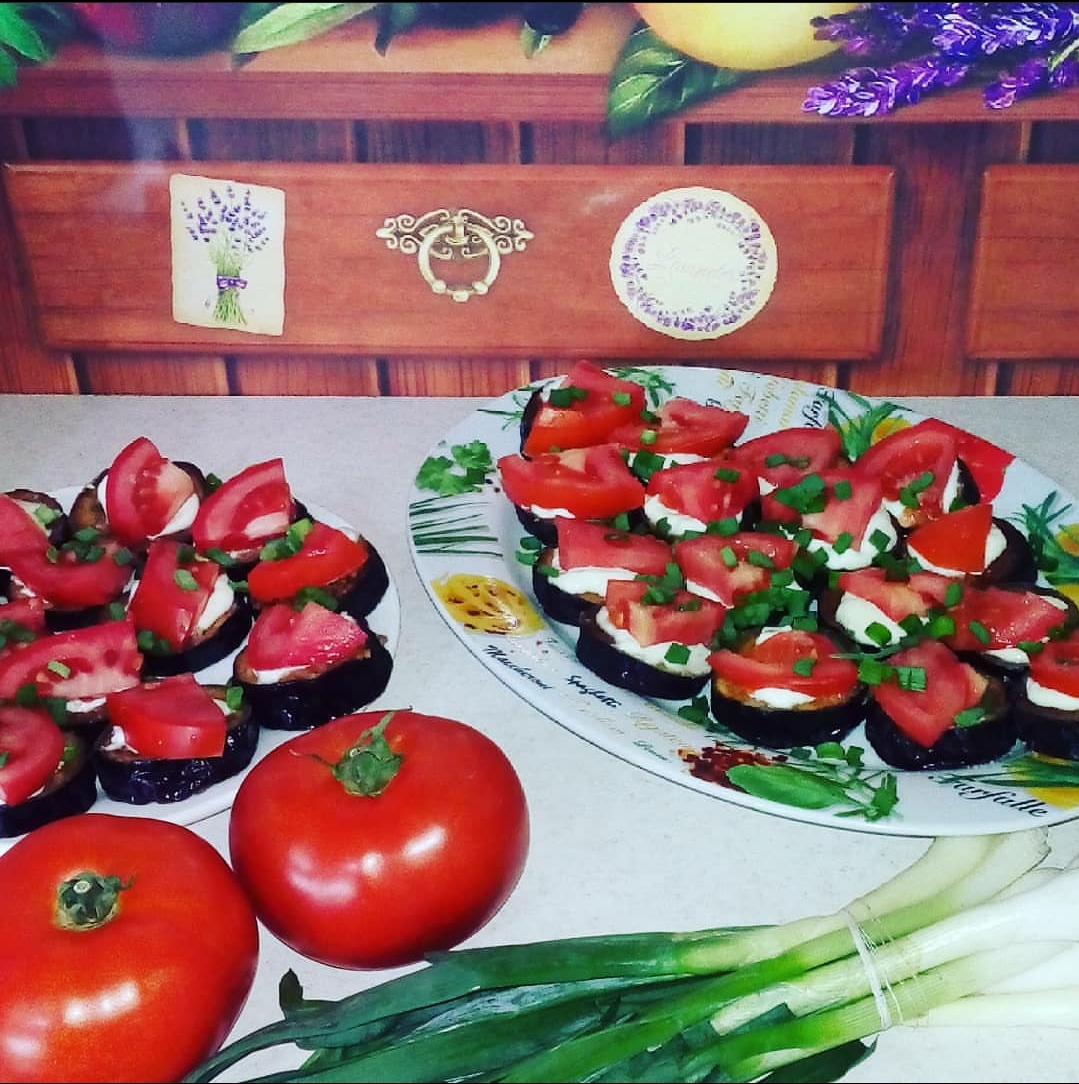 Жареные баклажаны с помидорами и чесноком