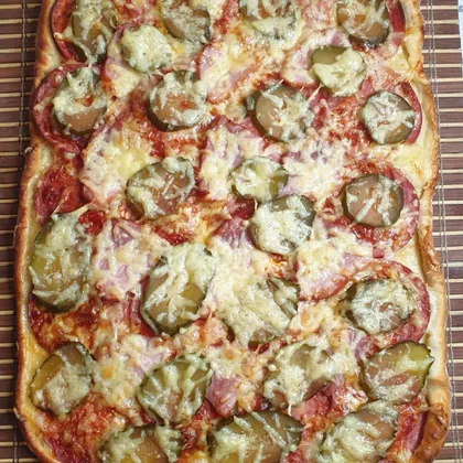 Пицца 🍕 с колбасой, полендвицей и солёным огурцом