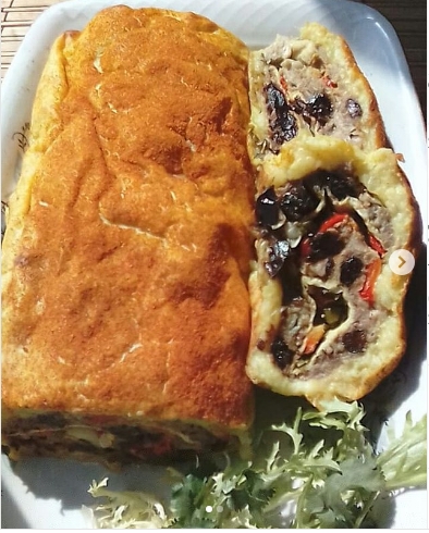 Мясной рулет с черносливом в картофельной шубке