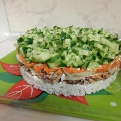 Салат с тунцом, рисом и овощами