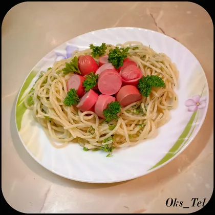 Спагетти с сосисками в чесночно-майонезной заправке с зеленью
