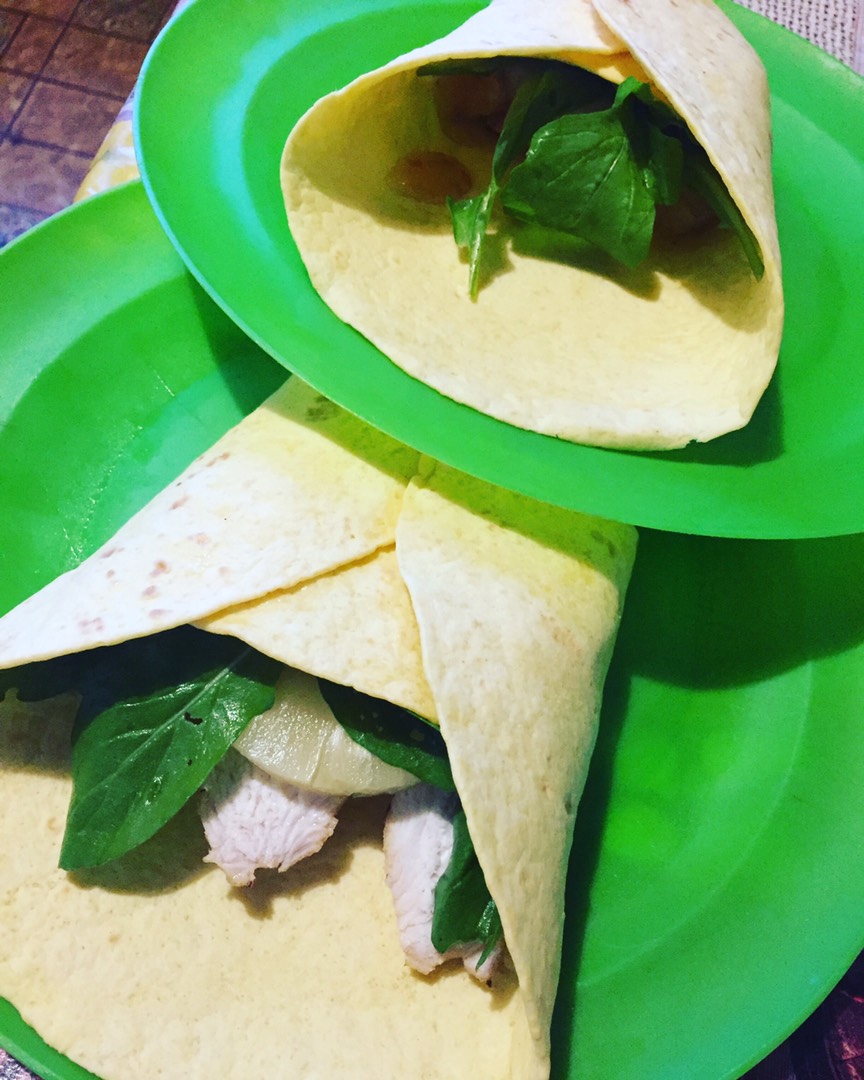 Буррито с курицей, ананасом и рукколой
