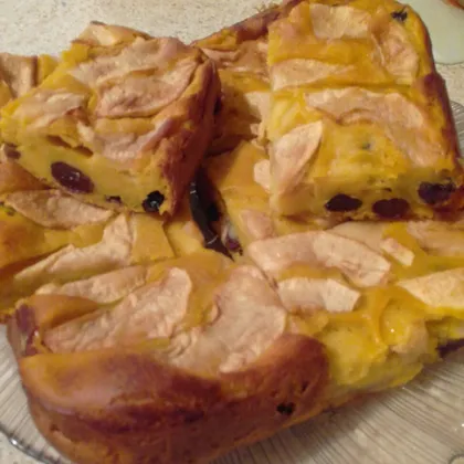 Тыквенный пирог с яблоками и изюмом