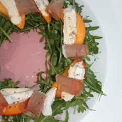 Салат с хурмой, хамоном и сыром бри/камамбер 