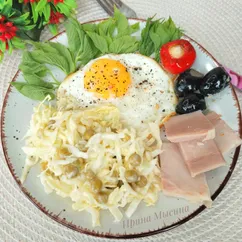 Салат из капусты и зелёного горошка 