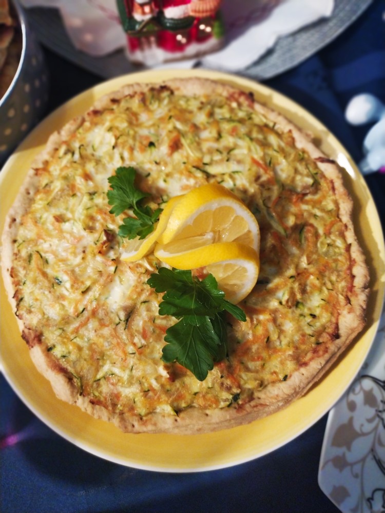 Киш с тунцом, морковью и цукини