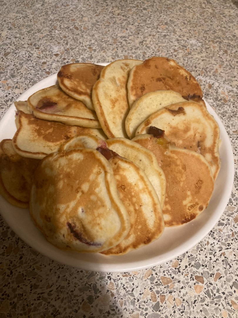 Оладьи из кукурузной муки с изюмом. Рецепт с фото