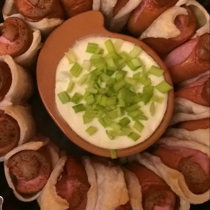 Сосиски в слоеном тесте с соусом из сметаны и сыра