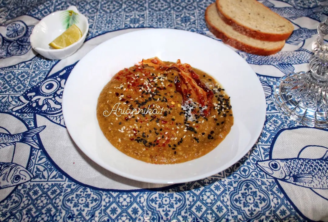 Острый чечевичный крем-суп с беконом и кунжутом