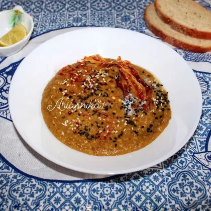 Острый чечевичный крем-суп с беконом и кунжутом