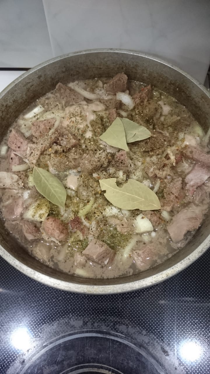 Баранина с луком и зеленью