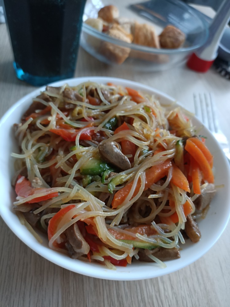 Салат с фунчозой и сердечками