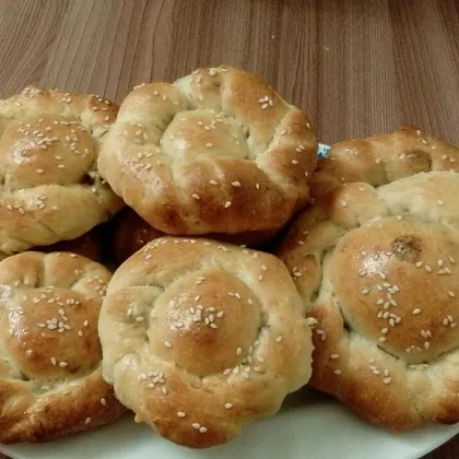 Булочки на закваске с кунжутом,изюмом