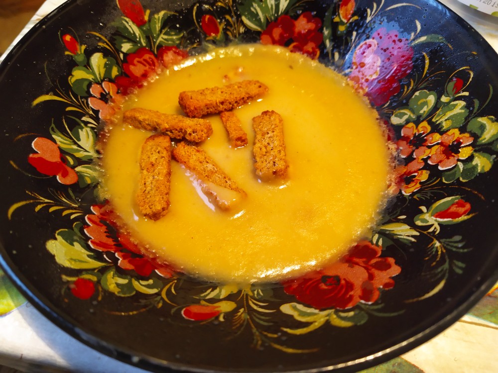 Гороховый суп с сырокопчёной грудинкой