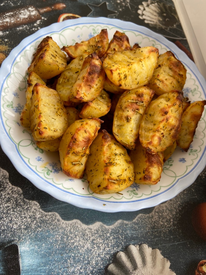Картофель, запеченный в духовке с колбасой и сыром