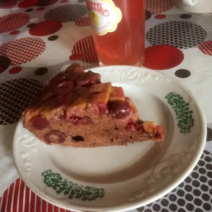 Шоколадный пирог с яблоками, брусникой и компотной вишней