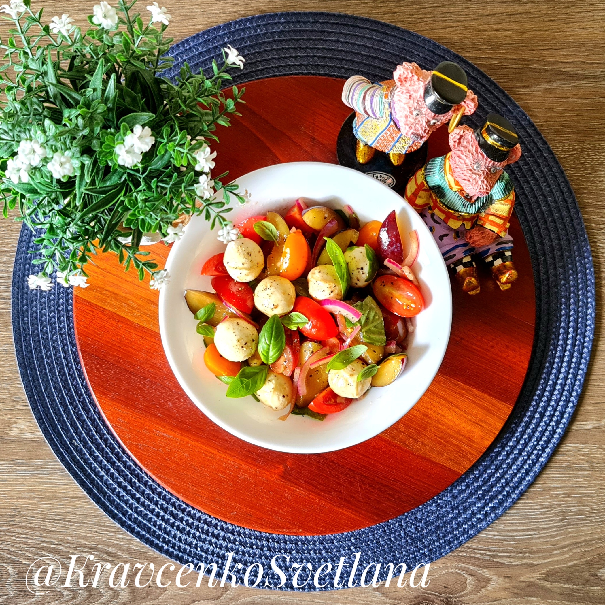 Салат со сливами, томатами черри и моцареллой