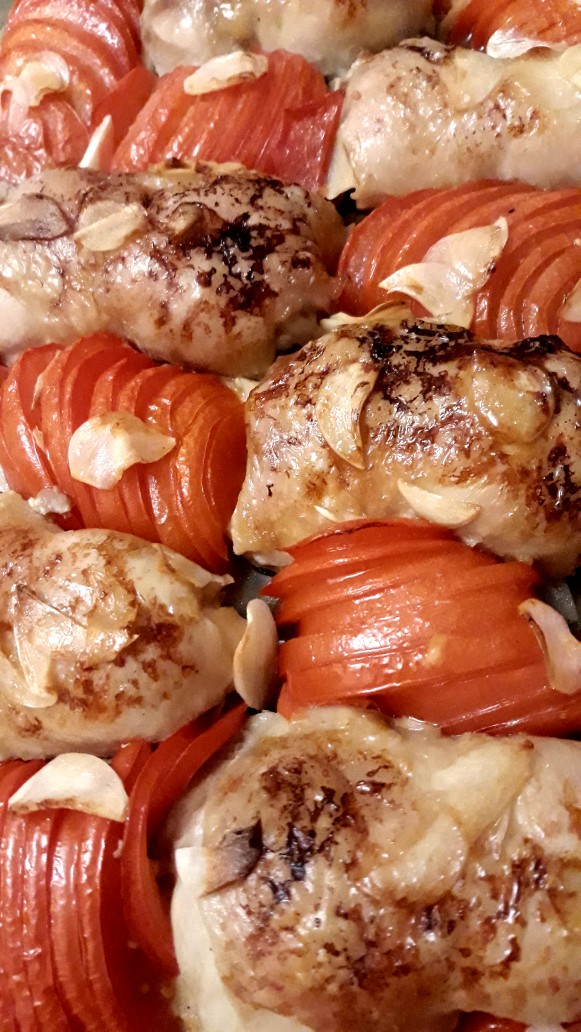 Куриные бедра, запеченные с сыром и помидорами - рецепт приготовления с фото от натяжныепотолкибрянск.рф