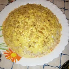 Салат с колбасным сыром и яблоком