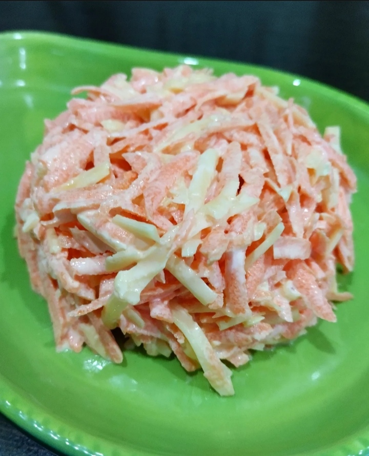 Морковный салат с сыром и сметаной