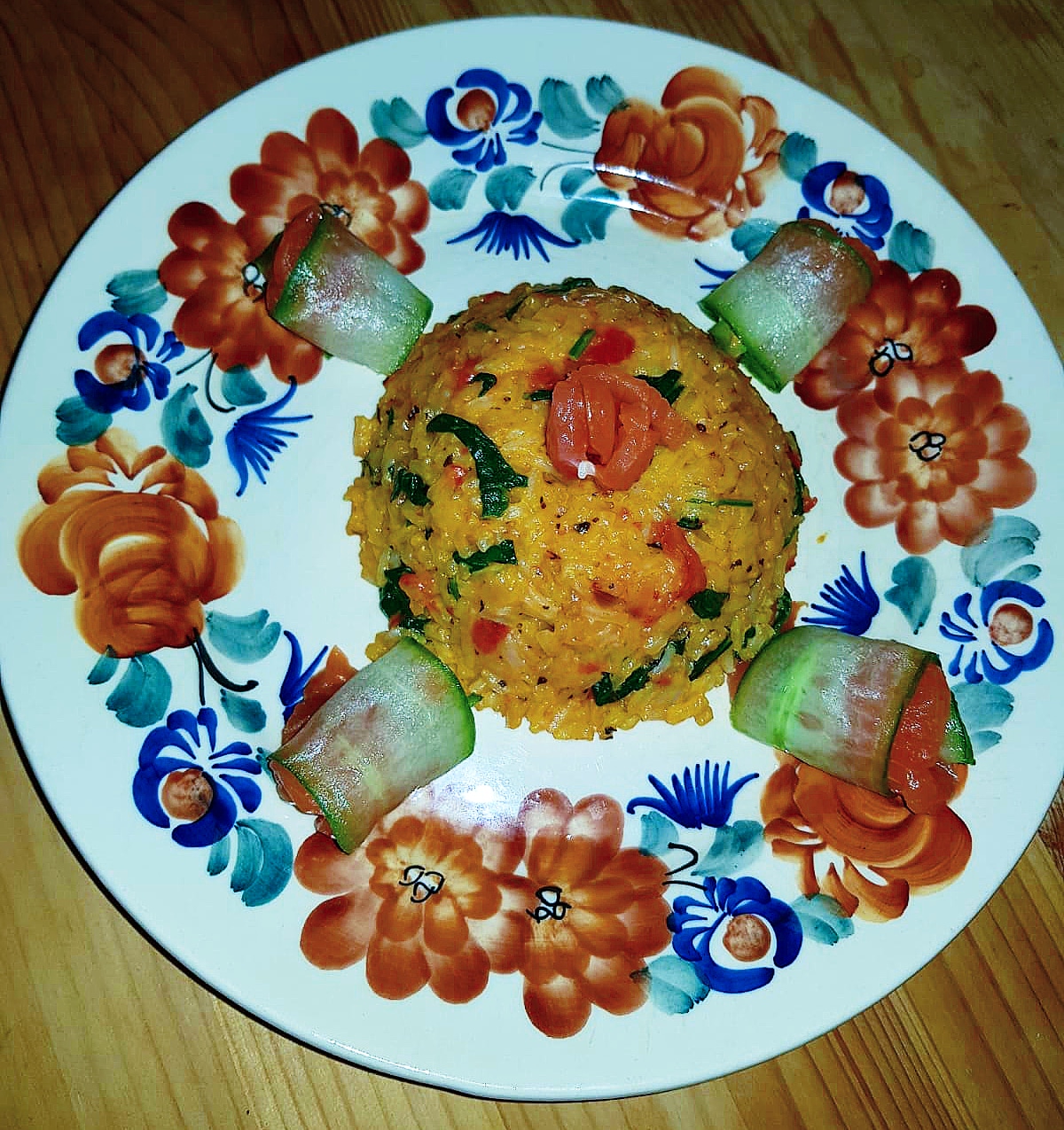 Рис с овощами и слабосоленым лососем 🥘