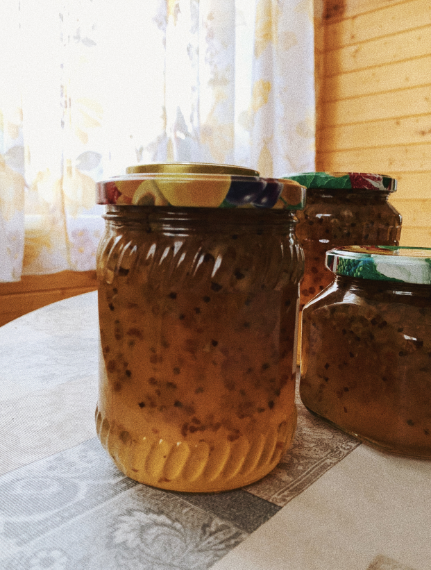 Янтарное варенье из белой смородины