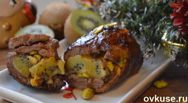 Рулет из свинины с киви и фисташками