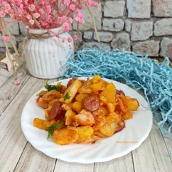 Картошка с капустой и копчёной курицей на сковороде