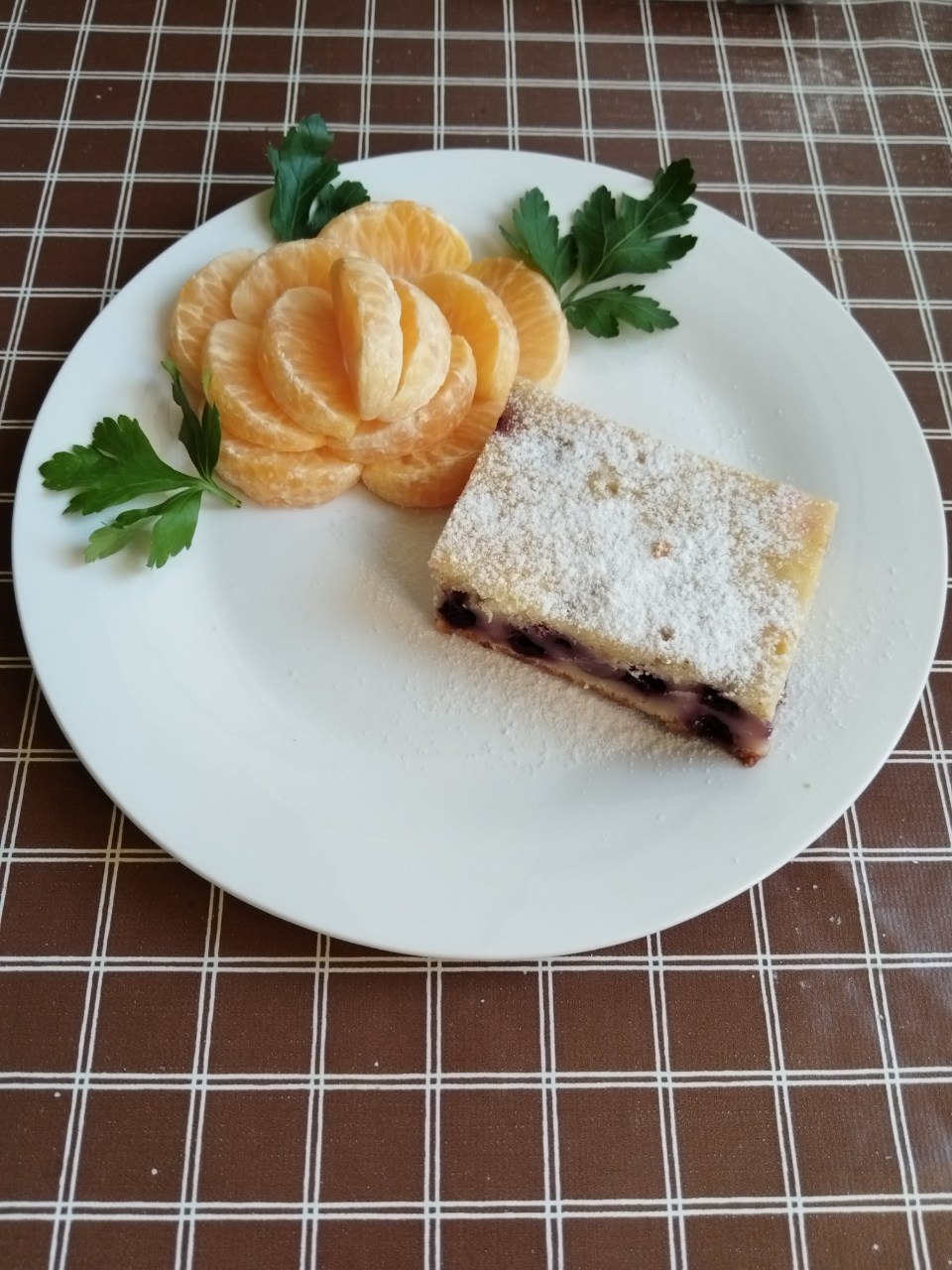 Кекс с апельсином, чёрной смородиной и цукатами