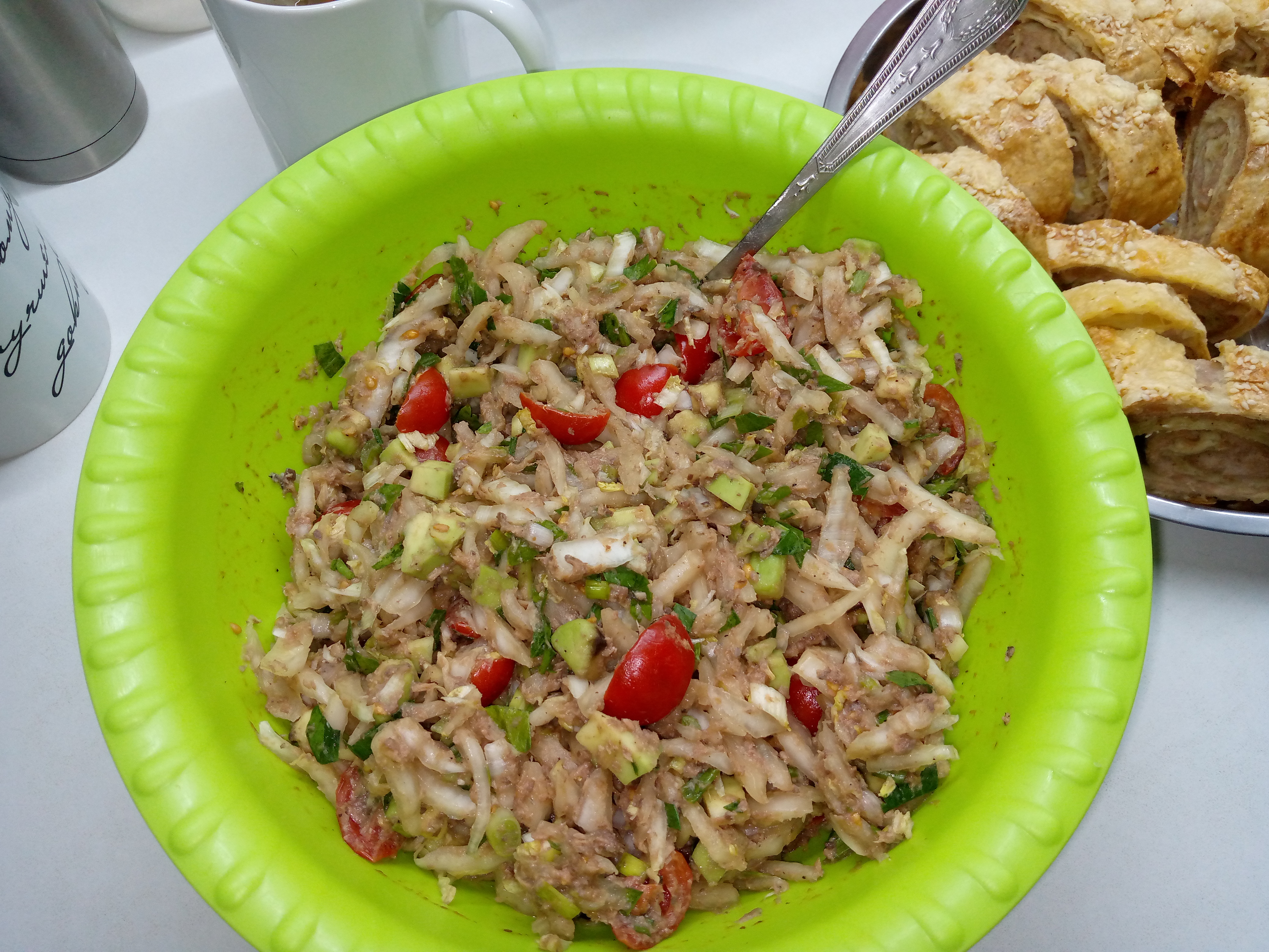 Салат с тунцом, пекинской капустой, авокадо и помидорами