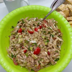 Салат с тунцом, пекинской капустой, авокадо и помидорами 