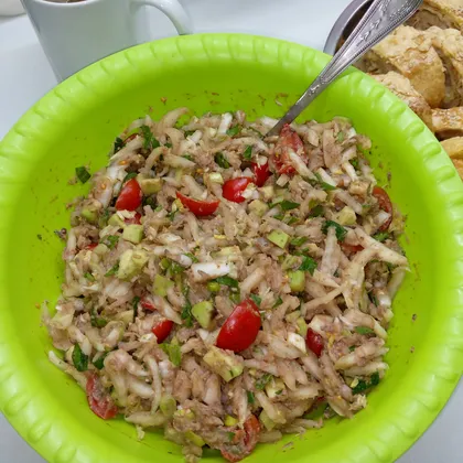 Салат с тунцом, пекинской капустой, авокадо и помидорами