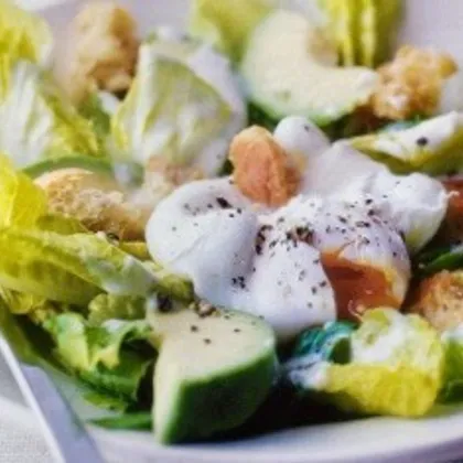 Зелёный салат с авокадо и яйцом - пашот