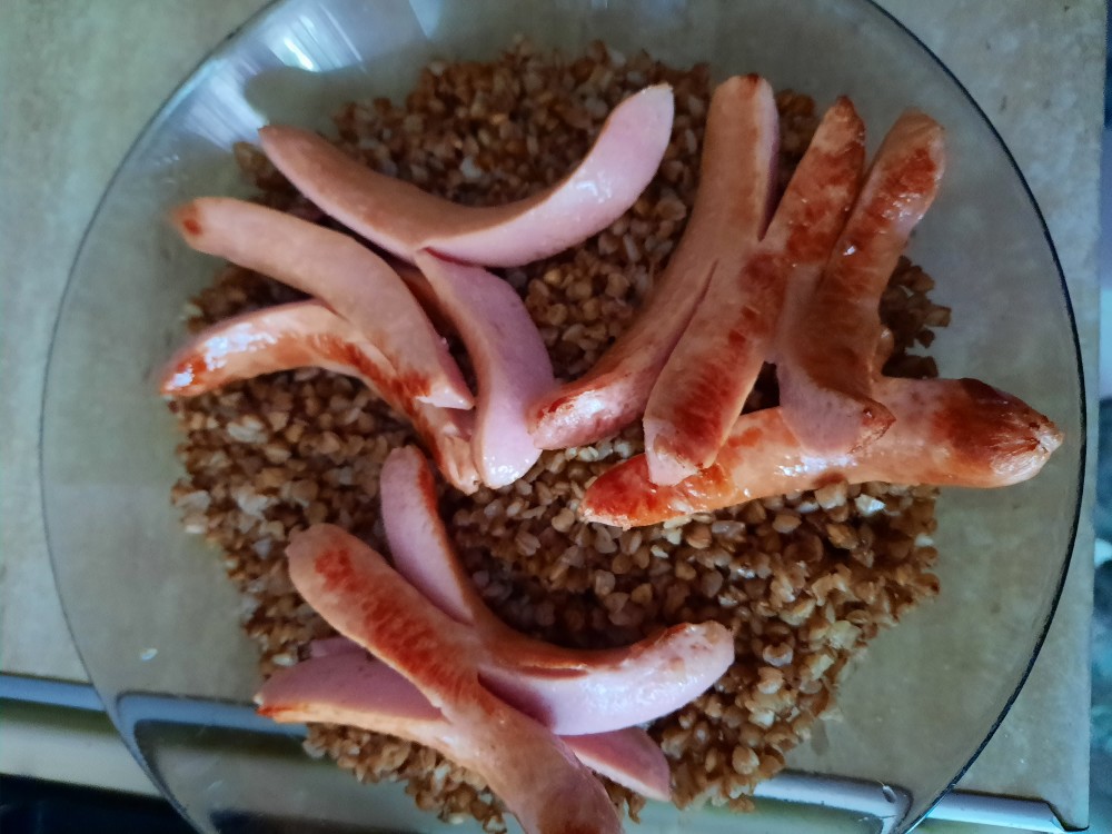 Рассыпчатая гречка с весёлыми сосисками