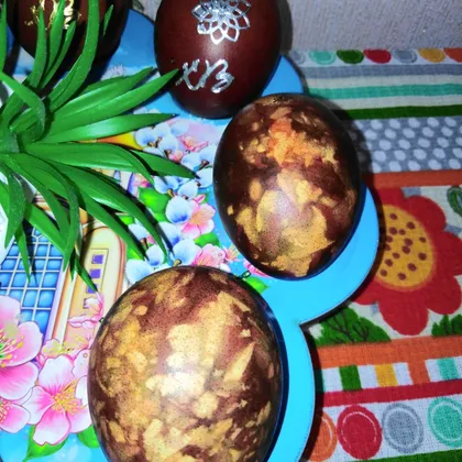 Мраморные пасхальные яйца в зелёнке
