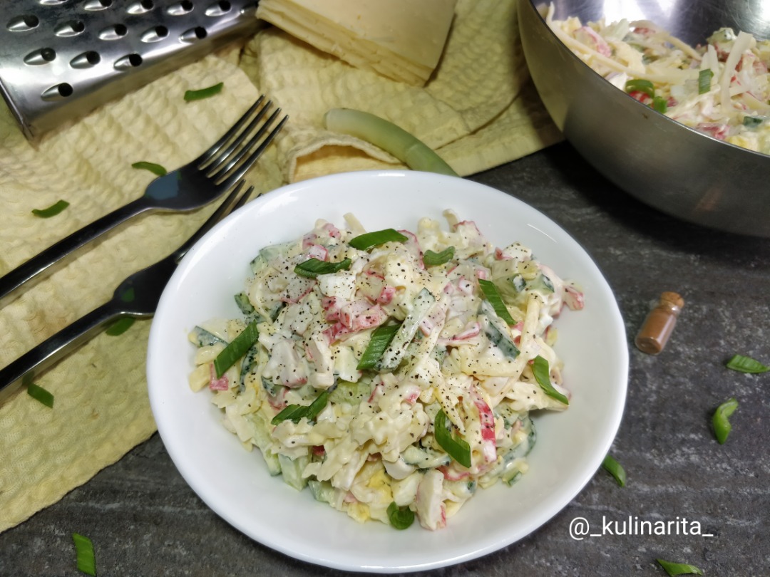 Салат из крабовых палочек с помидорами и сыром