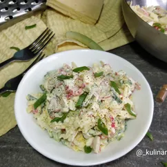 Салат с крабовыми палочками и сыром