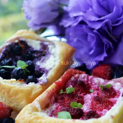 Слоеные тарталетки с творогом и ягодами