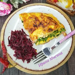 Омлет с луком, колбасой и зеленью на бараньим курдюке