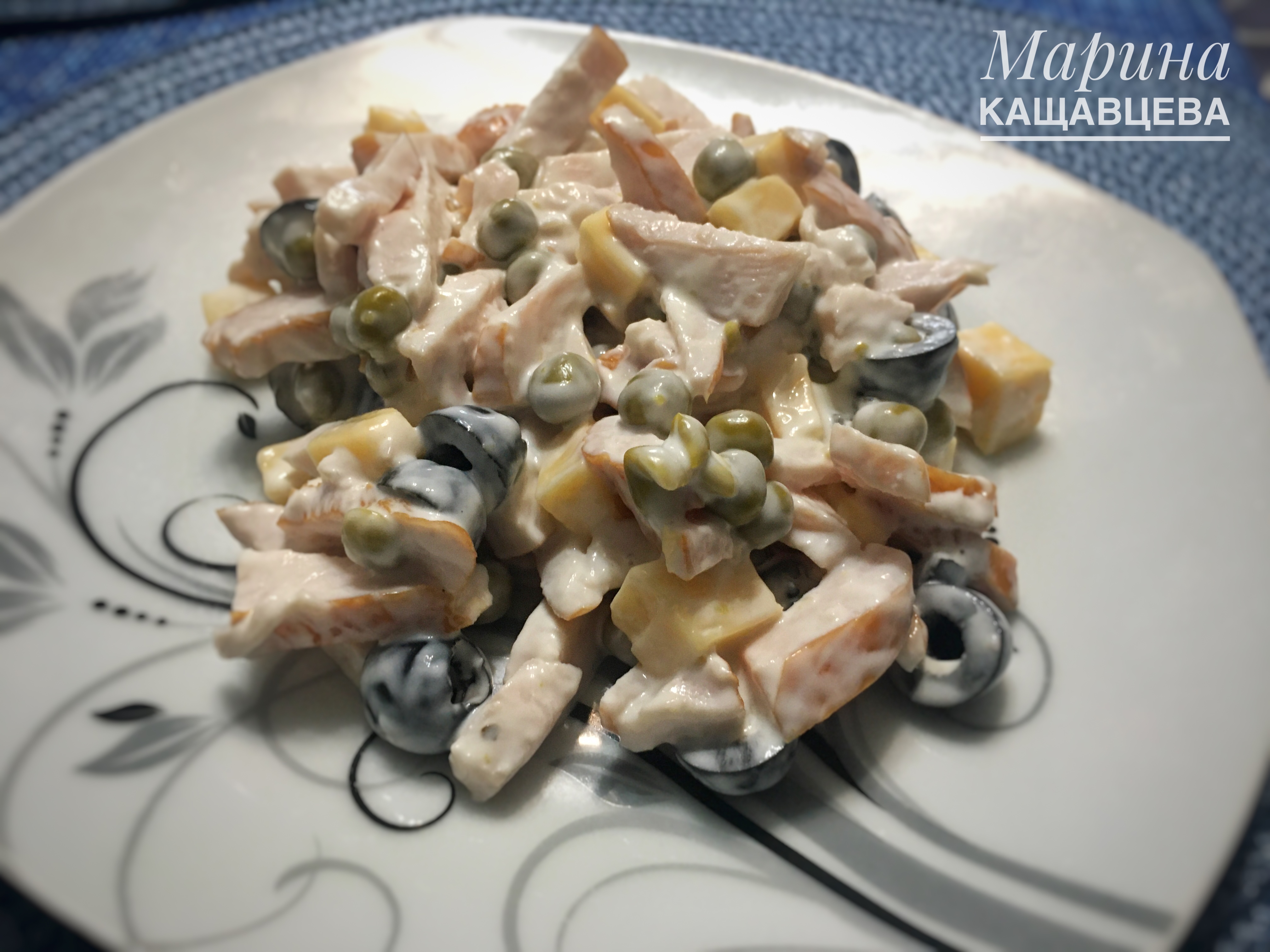 Салат «Максимус» с копчёной курицей и сыром 