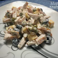 Салат «Максимус» с копчёной курицей и сыром 