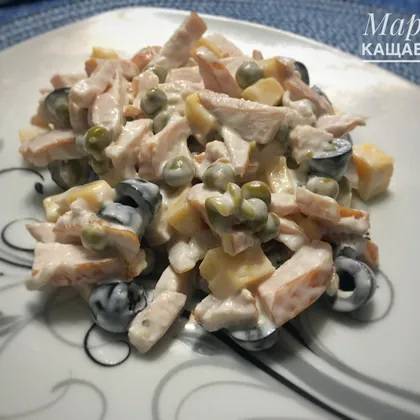 Салат «Максимус» с копчёной курицей и сыром 