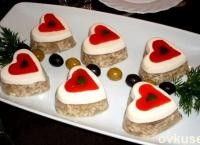 Оформление заливного из курицы в виде сердечек
