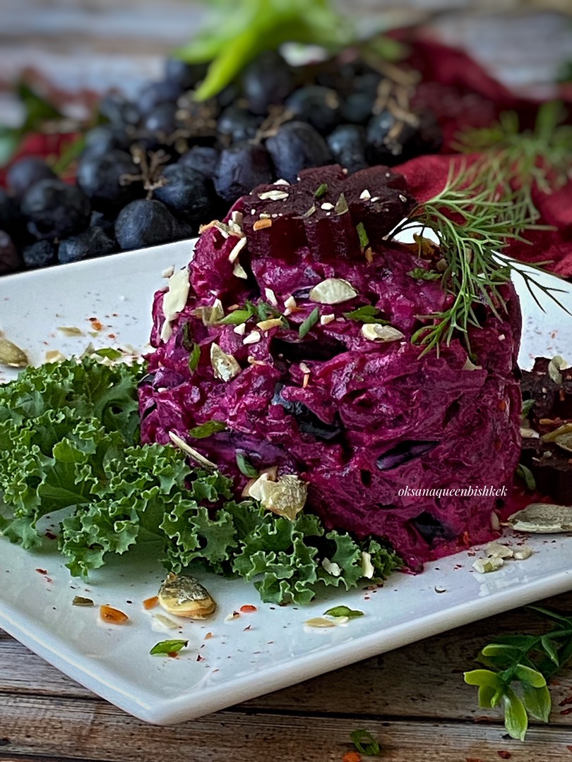 Обалденный салат «Натали» с сухариками и виноградом