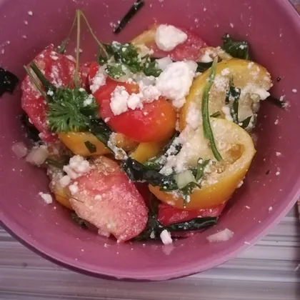 Салат с помидорами и рукколой