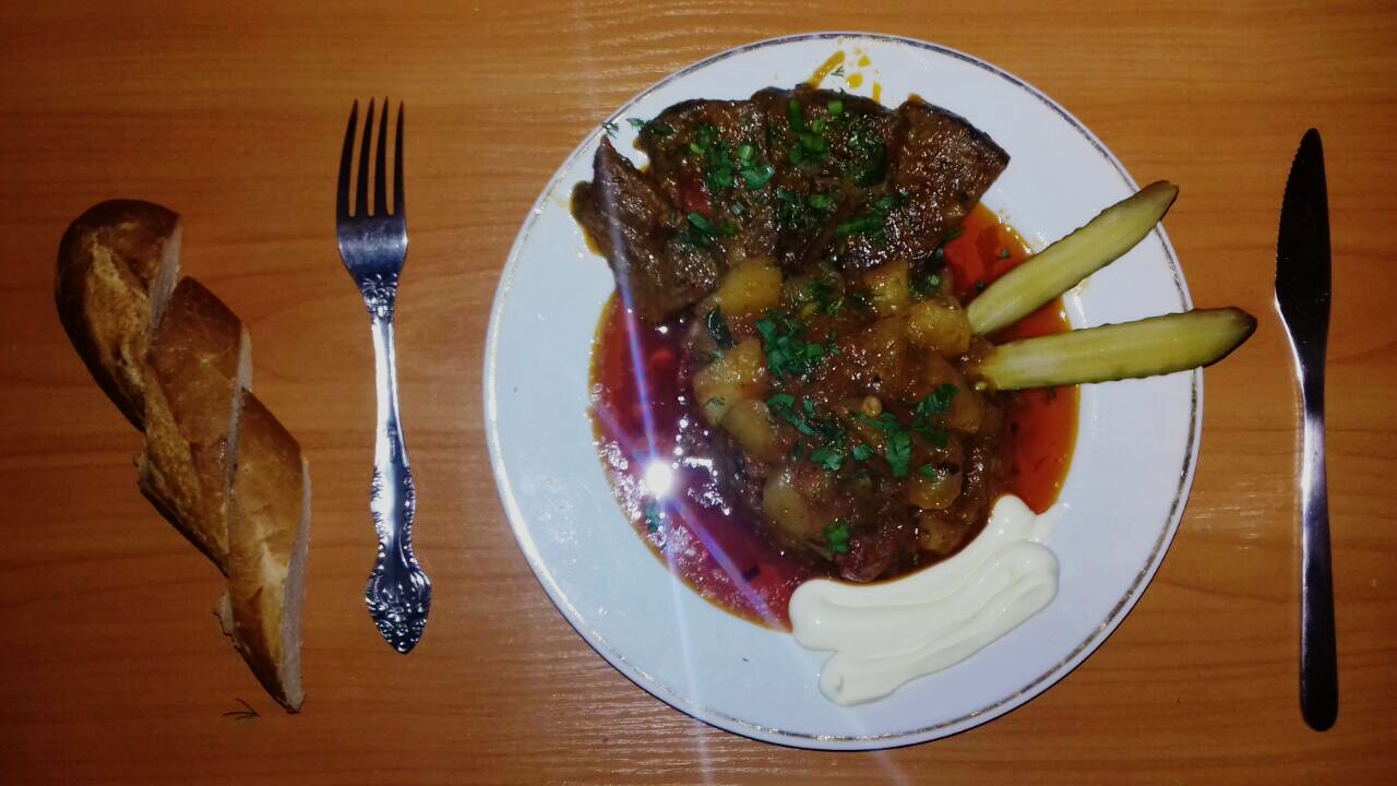 Болгарские стейки в овощном рагу под томатным соусом