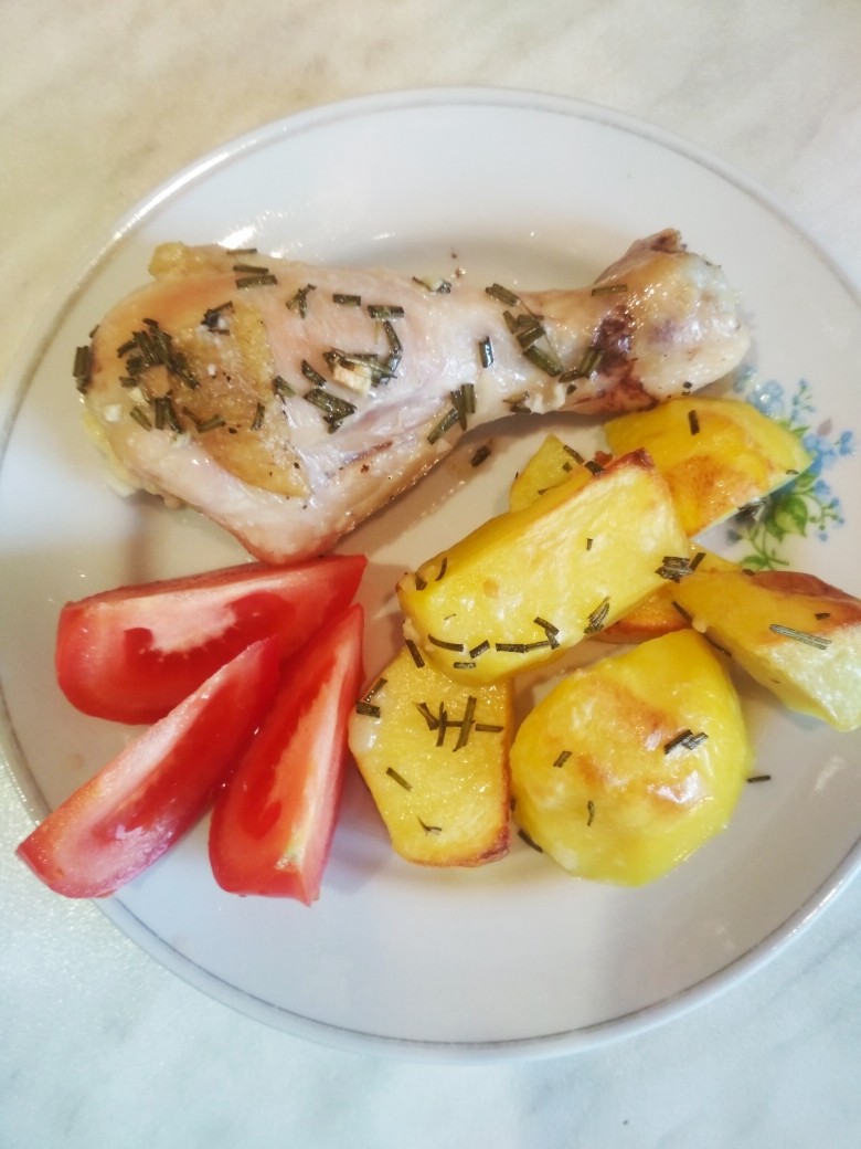Куриные голени запечённые с картофелем и розмарином