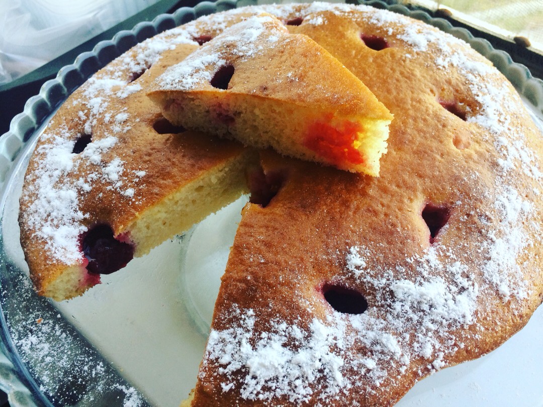 Пирог сметанник с ягодками