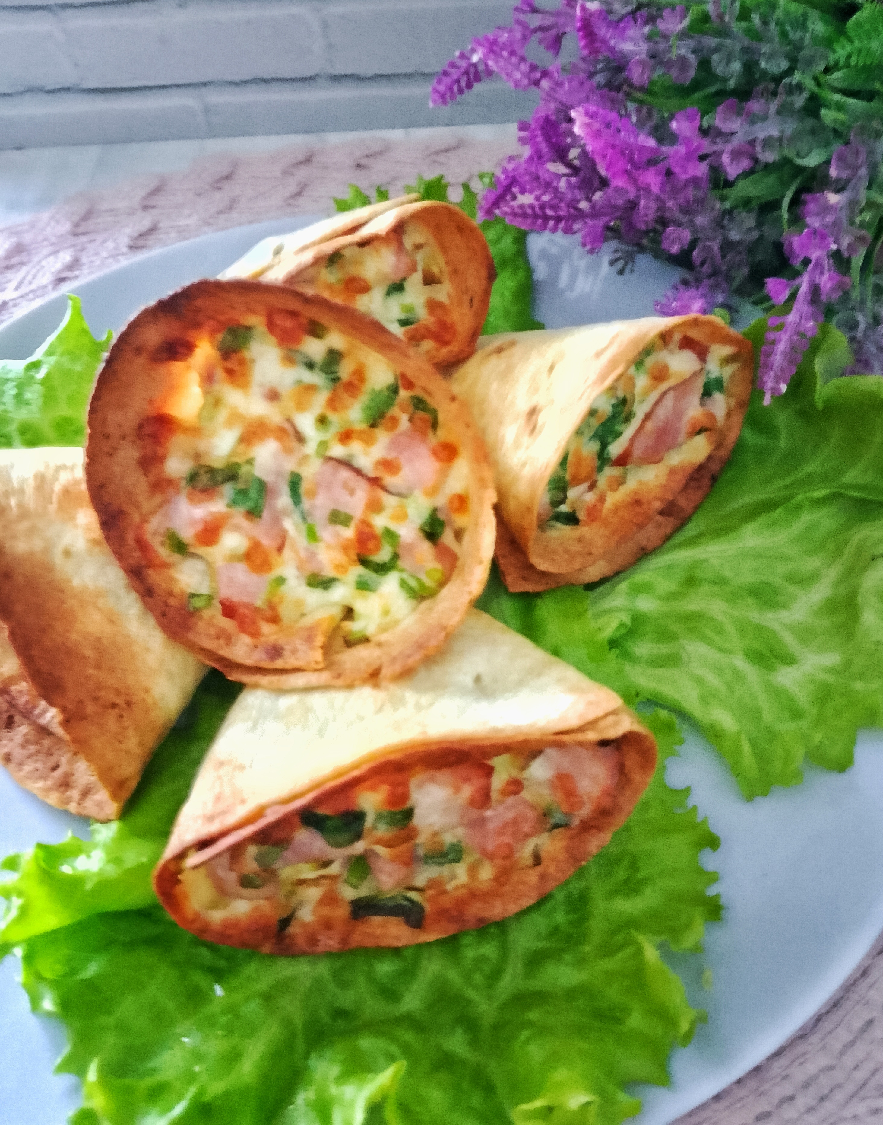 Кулечки из тортильи с начинкой в аэрогриле